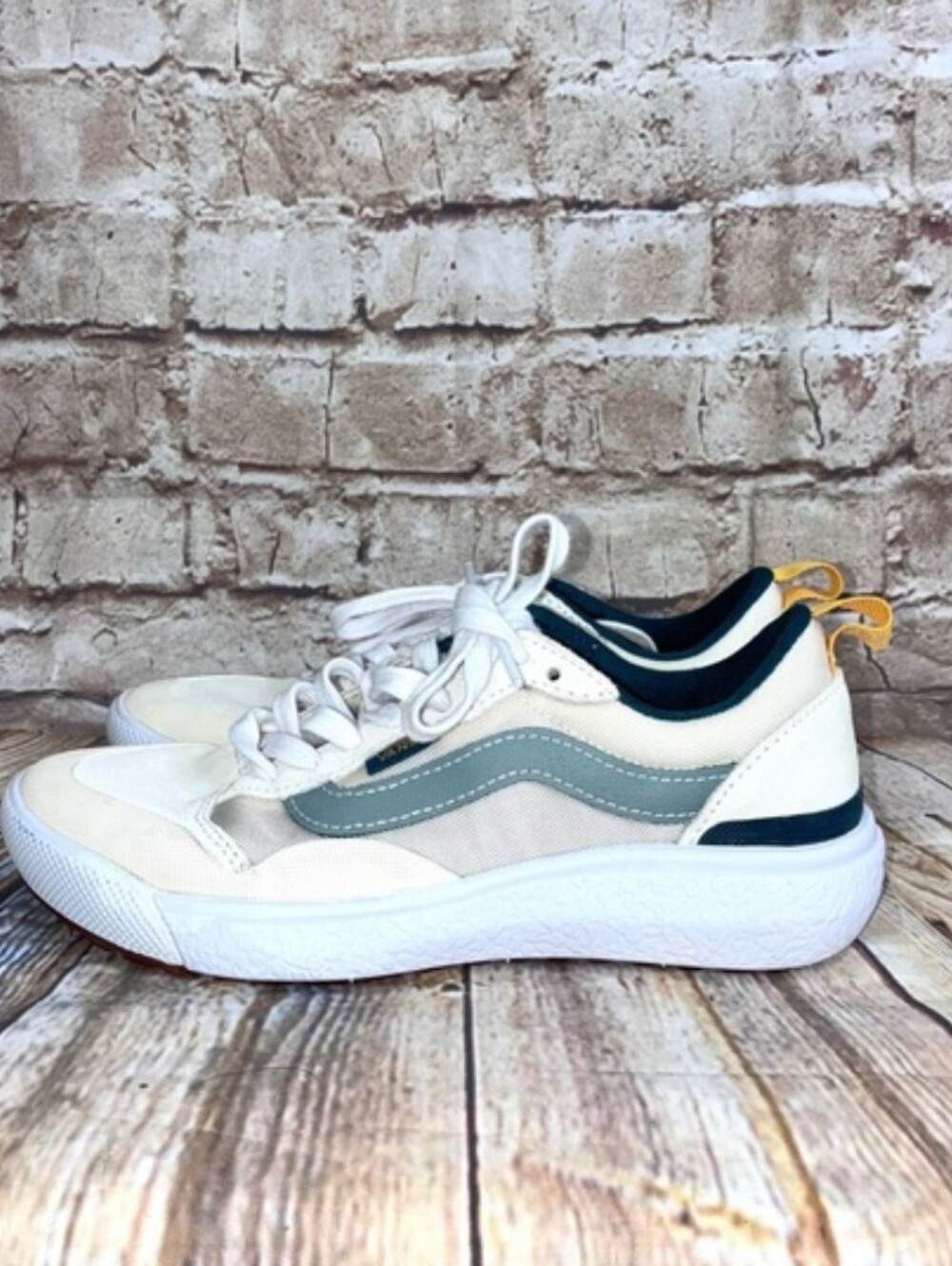 Vans Women's UltraRange EXO sneakers in "Green & Marshmallow" Size 5.5